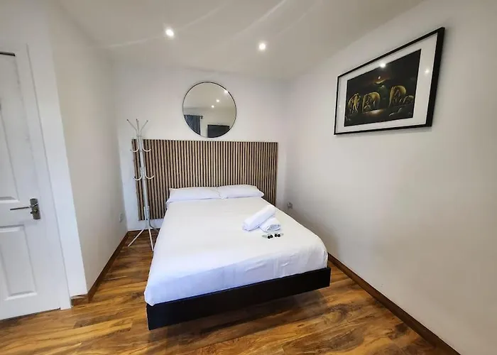 Spacious And Bright One Bedroom Apartment
